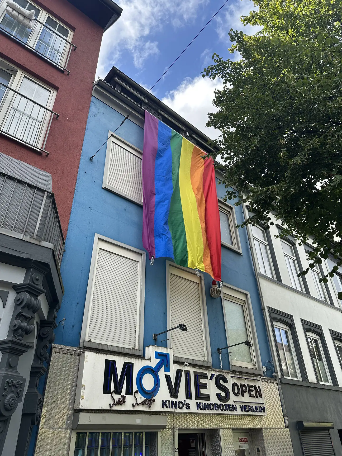 Movies Event House — Fachada icônica em Bremen com letreiro néon